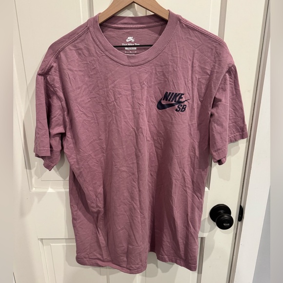 Nike SB Men's Short Sleeve Tee in Purple / Mauve - Picture 1 of 3